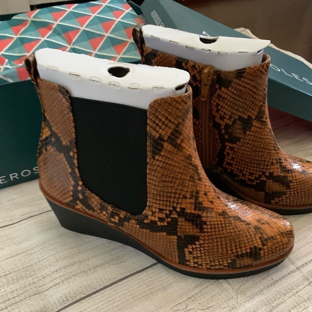 NIB Aerosoles Brandi Women's Ankle Boot in Brown Faux Leather, Size 7